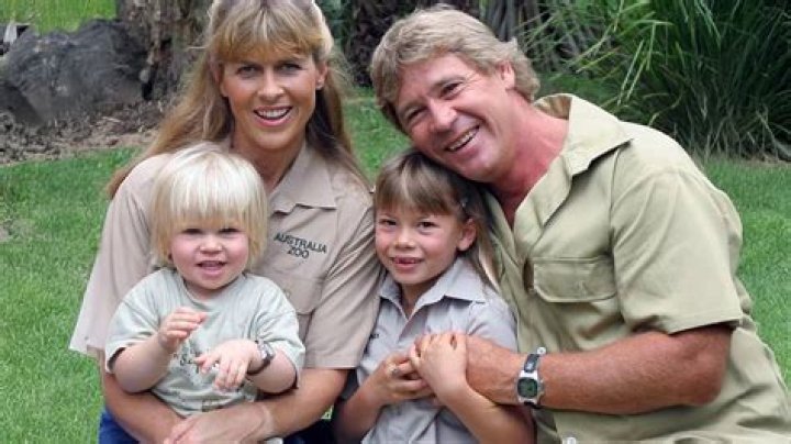 “Crying Through Grief: Bindi Irwin’s Emotional Reaction to the Death of a Beloved Family Member”
