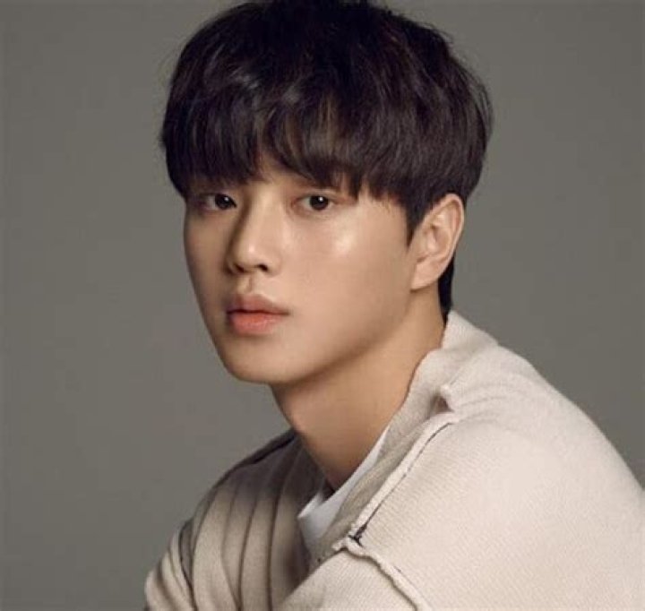 Song Kang Height, Weight, Age, Net Worth, Facts