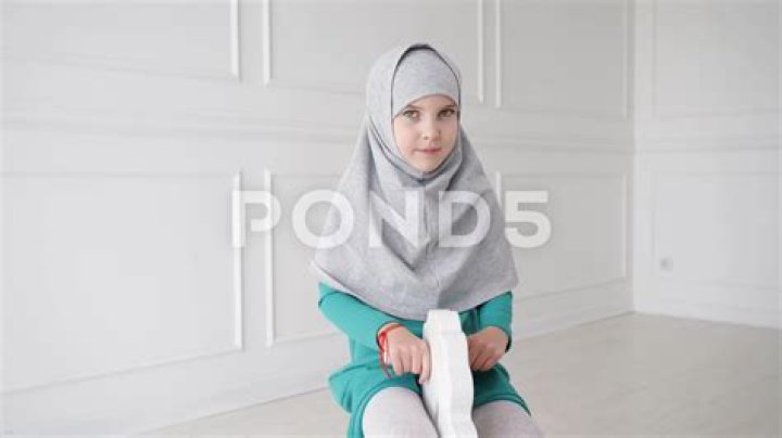 This "Best Dressed" Muslim teen rocks her hijab on the daily