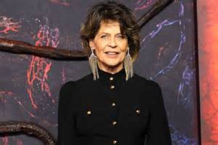 Who Is Linda Hamilton – James Cameron’s Ex-Wife? Her Net Worth & Twin Sister